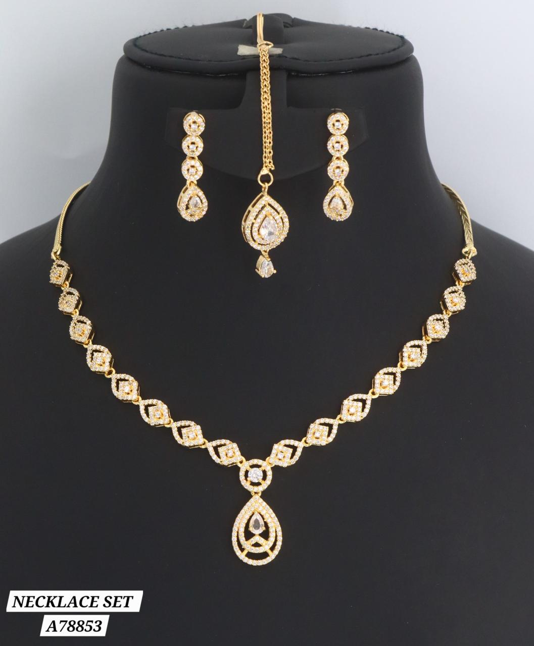 Parure bijoux dorée 5 pièces motifs géométriques ajourés