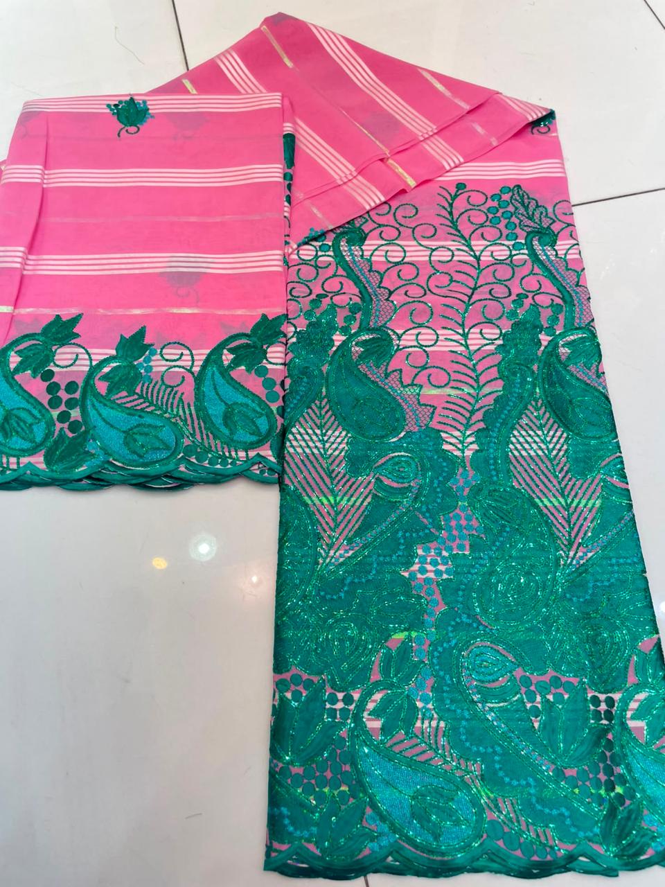 Salouva tissu brodé turquoise lagon et kaki doré motifs grandes fleurs rondes scintillantes