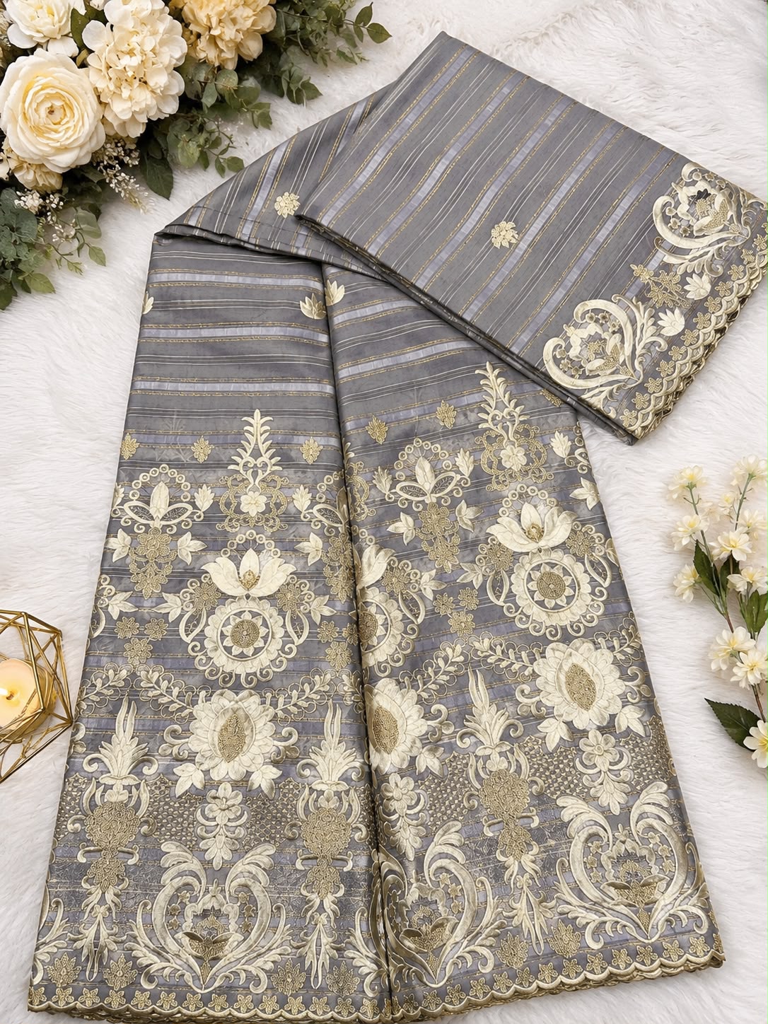 Salouva Gris Perle Broderie Blanche et Dorée Baroque