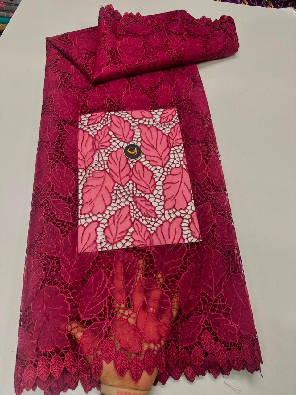 Tissu dentelle guipure vert émeraude motifs feuilles ajourées bordure festonnée