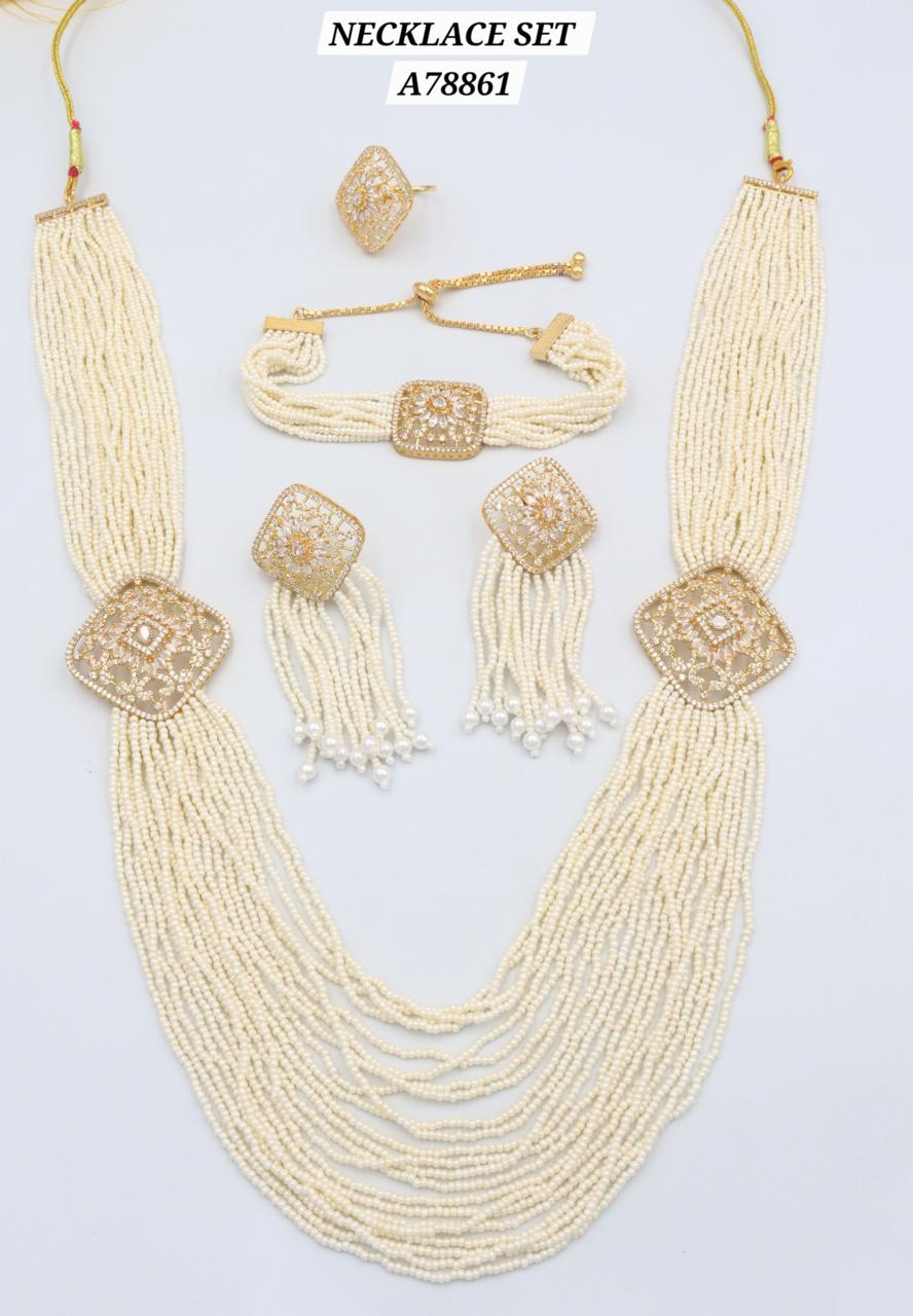Parure collier perles ivoire médaillon émeraude argenté réf A78835