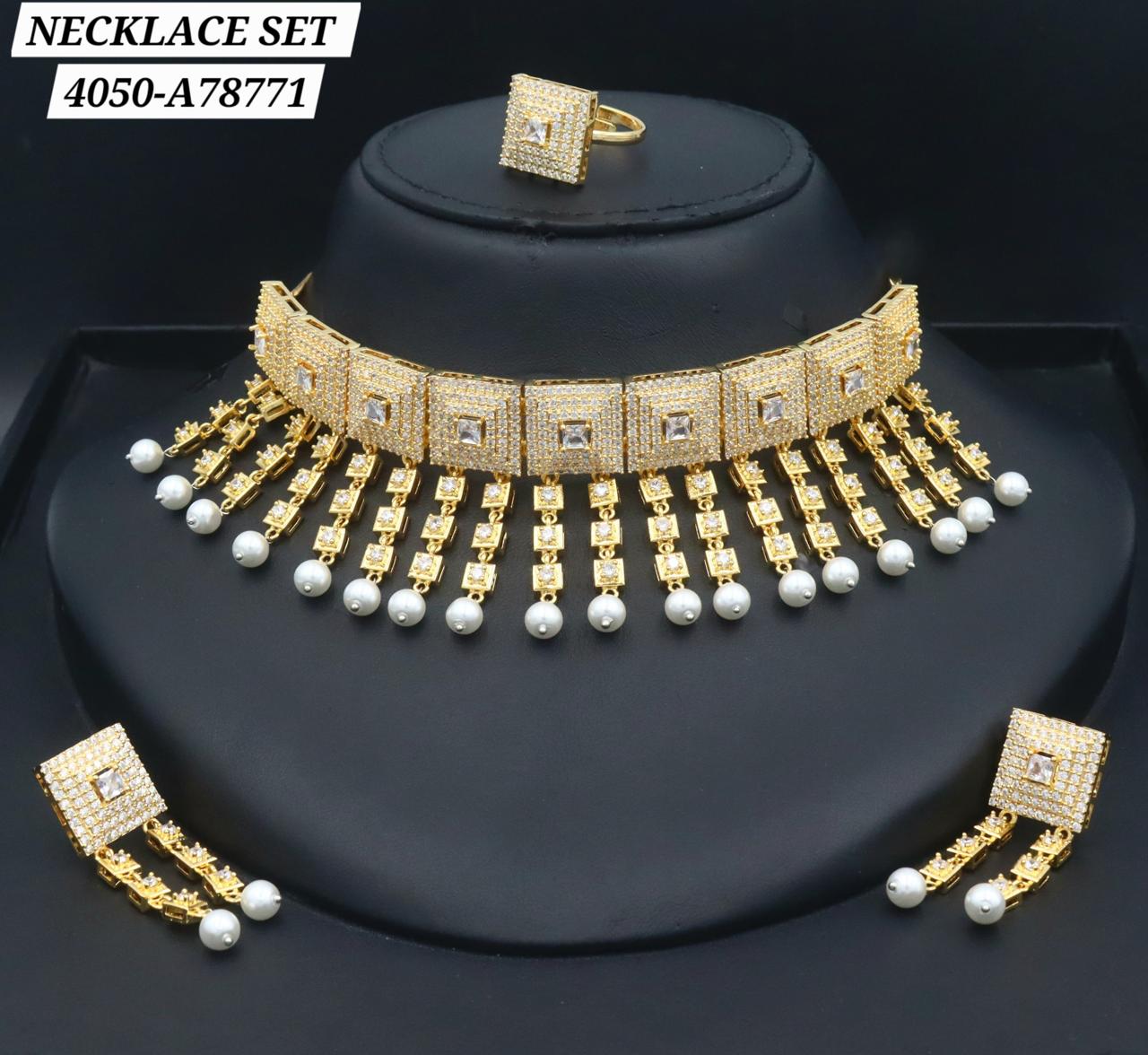 Parure collier long perles ivoire avec rubis et émeraudes style maharani