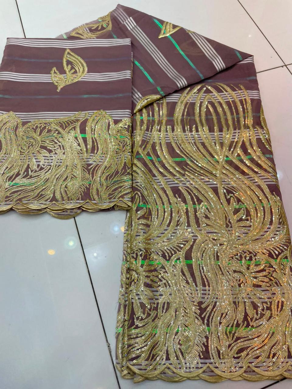 Salouva tissu dentelle brodé bordeaux et or métallisé motifs royaux entrelacés