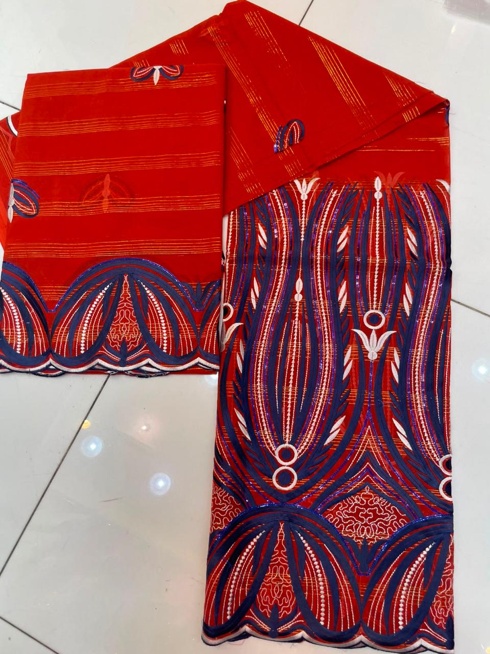 Tissu Salouva rouge avec motifs géométriques bleu, blanc et lignes dorées