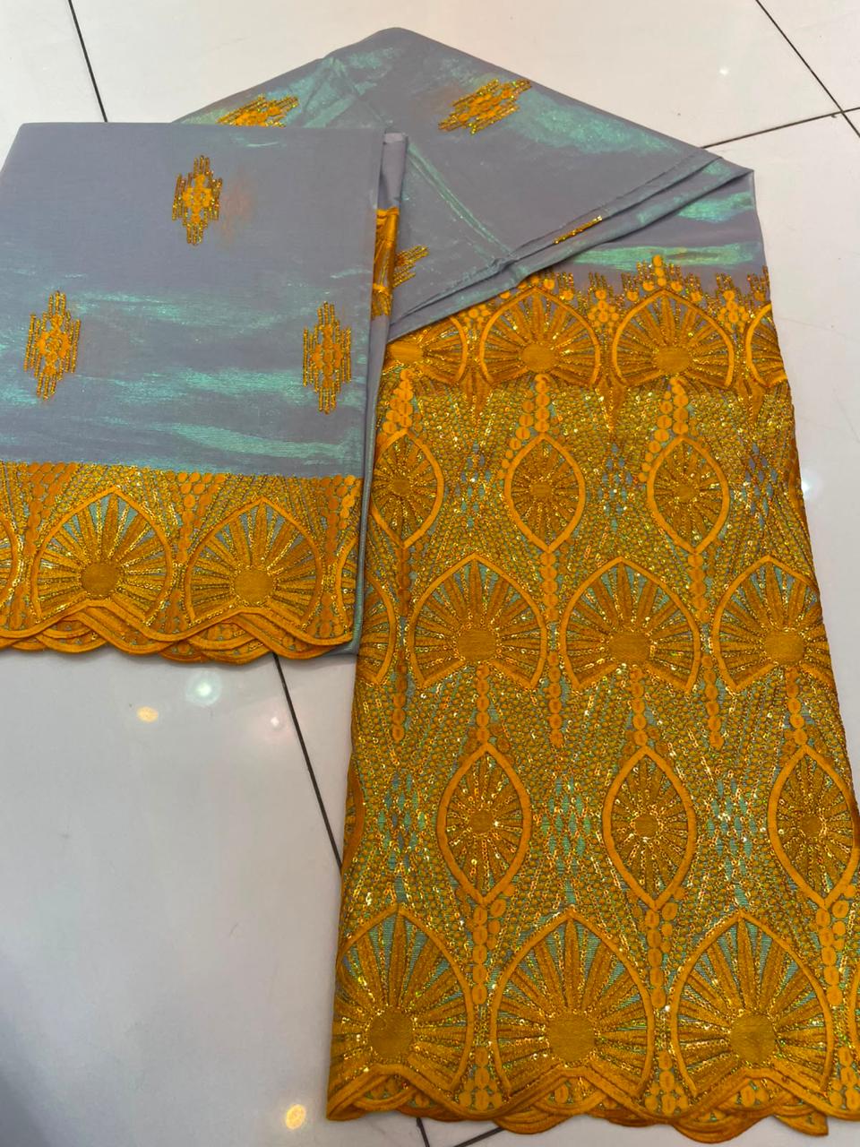Salouva tissu brodé jaune moutarde et argent irisé motifs plumes tourbillonnantes