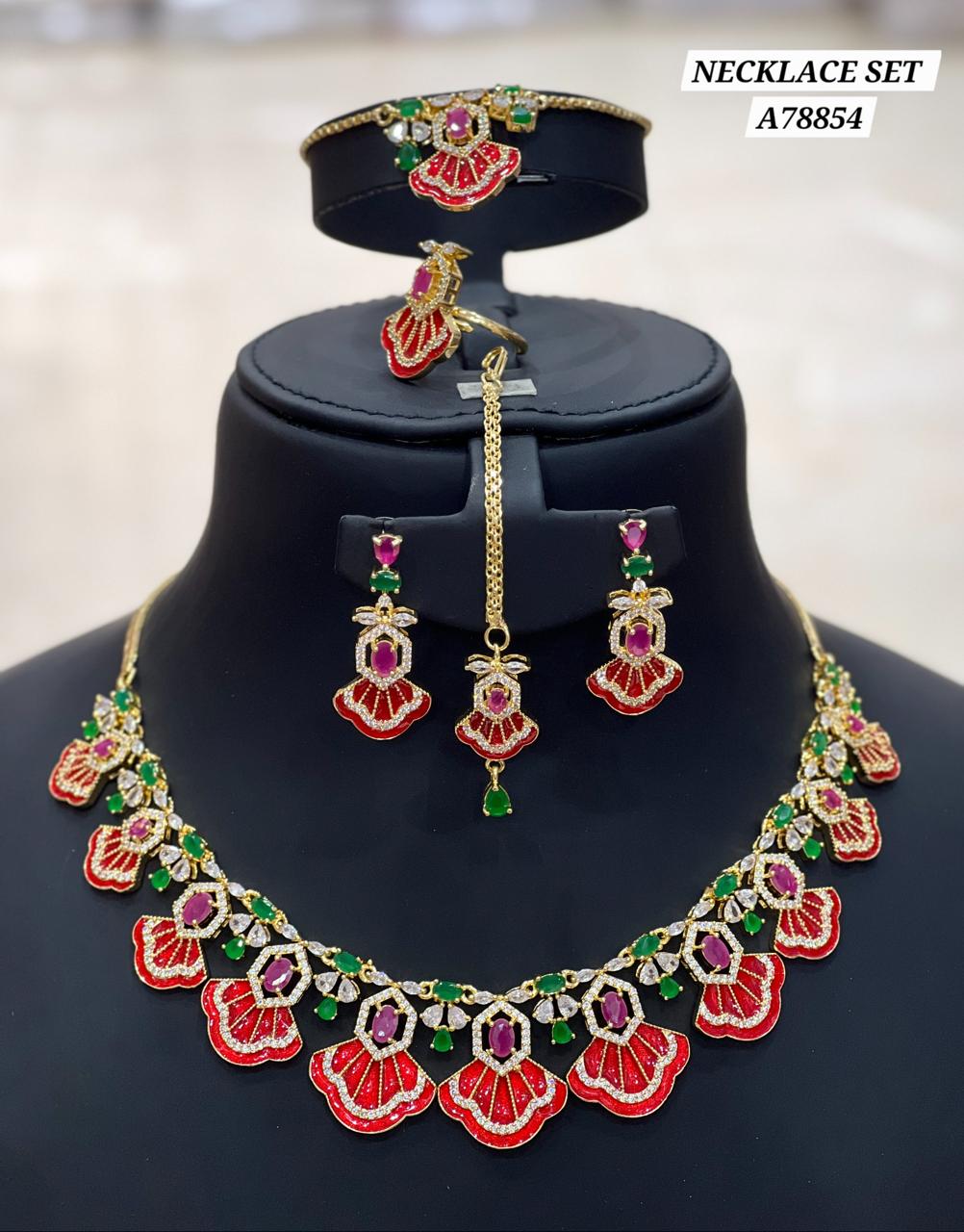 Parure bijoux dorée 5 pièces collier ras-du-cou et sautoir