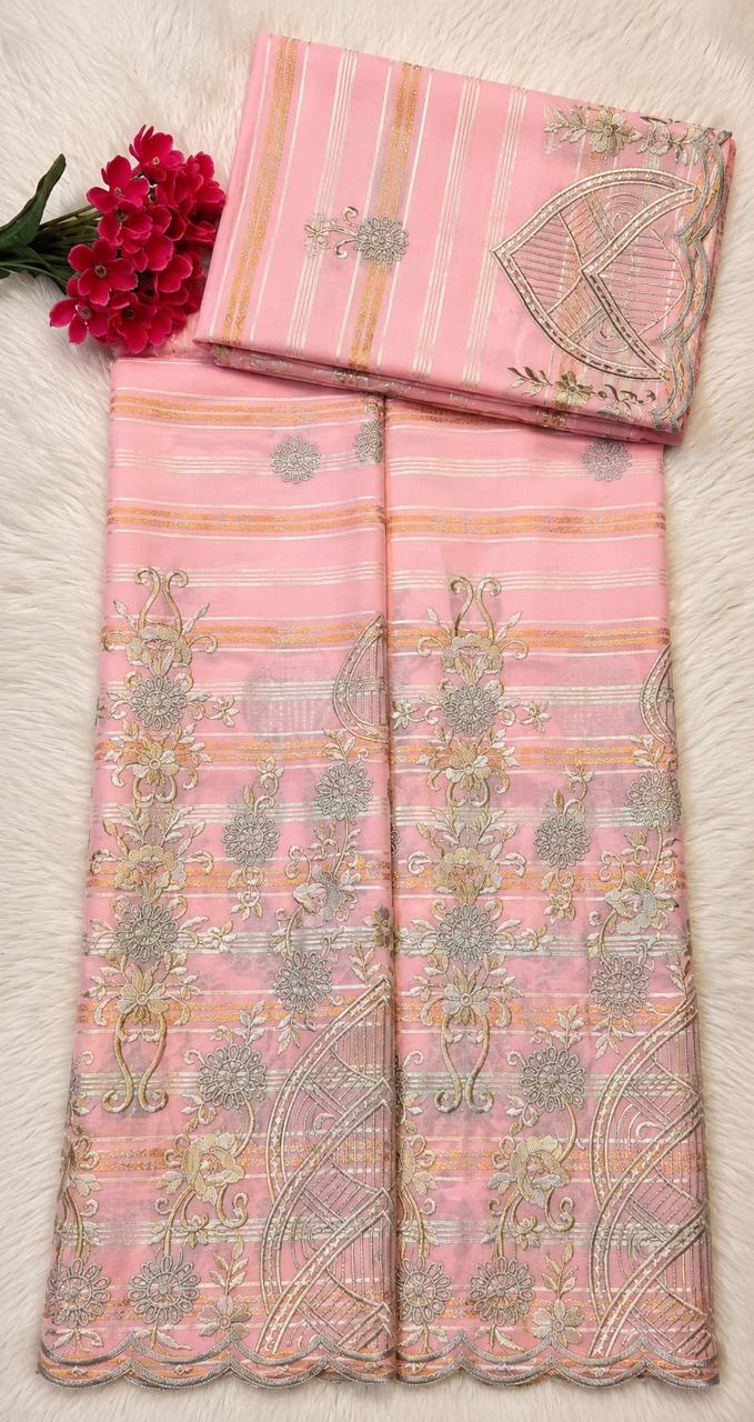 Salouva rose poudré brodée motifs floraux argentés et dorés
