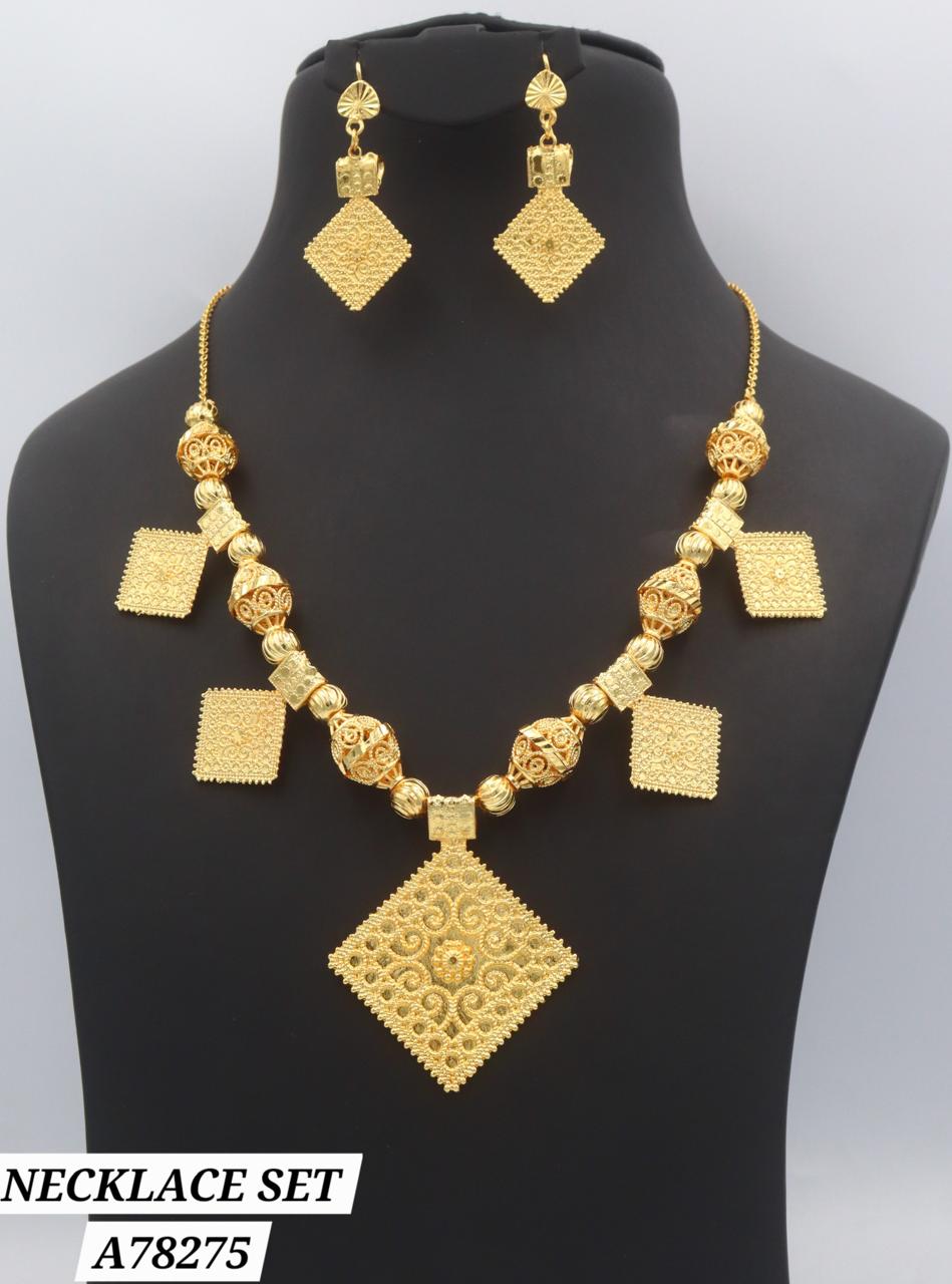 Parure collier plaqué or pierres noires A78777