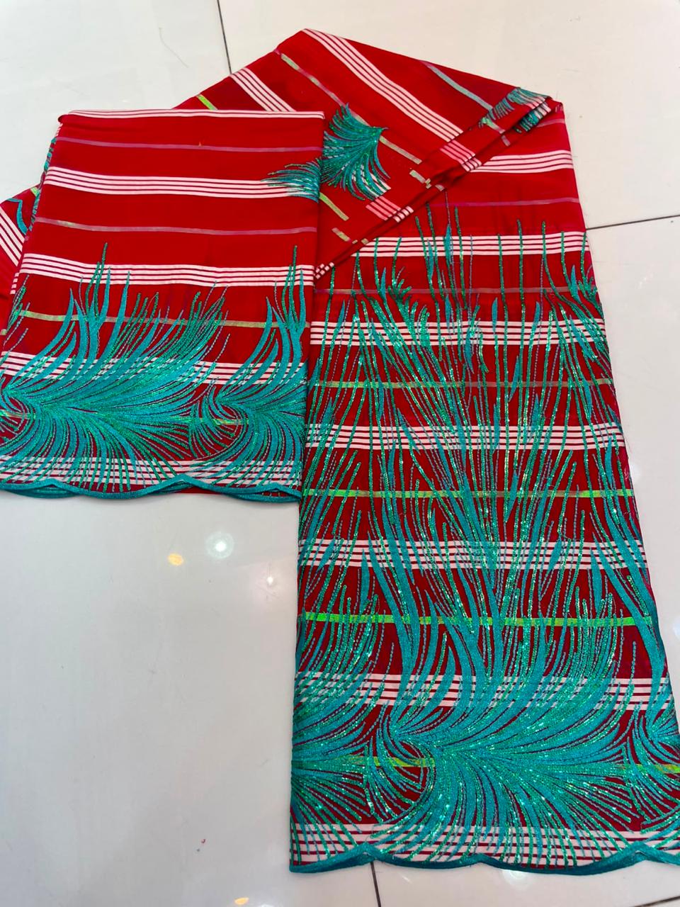 Salouva tissu brodé bordeaux rouge vin et argent irisé motifs plumes tourbillonnantes
