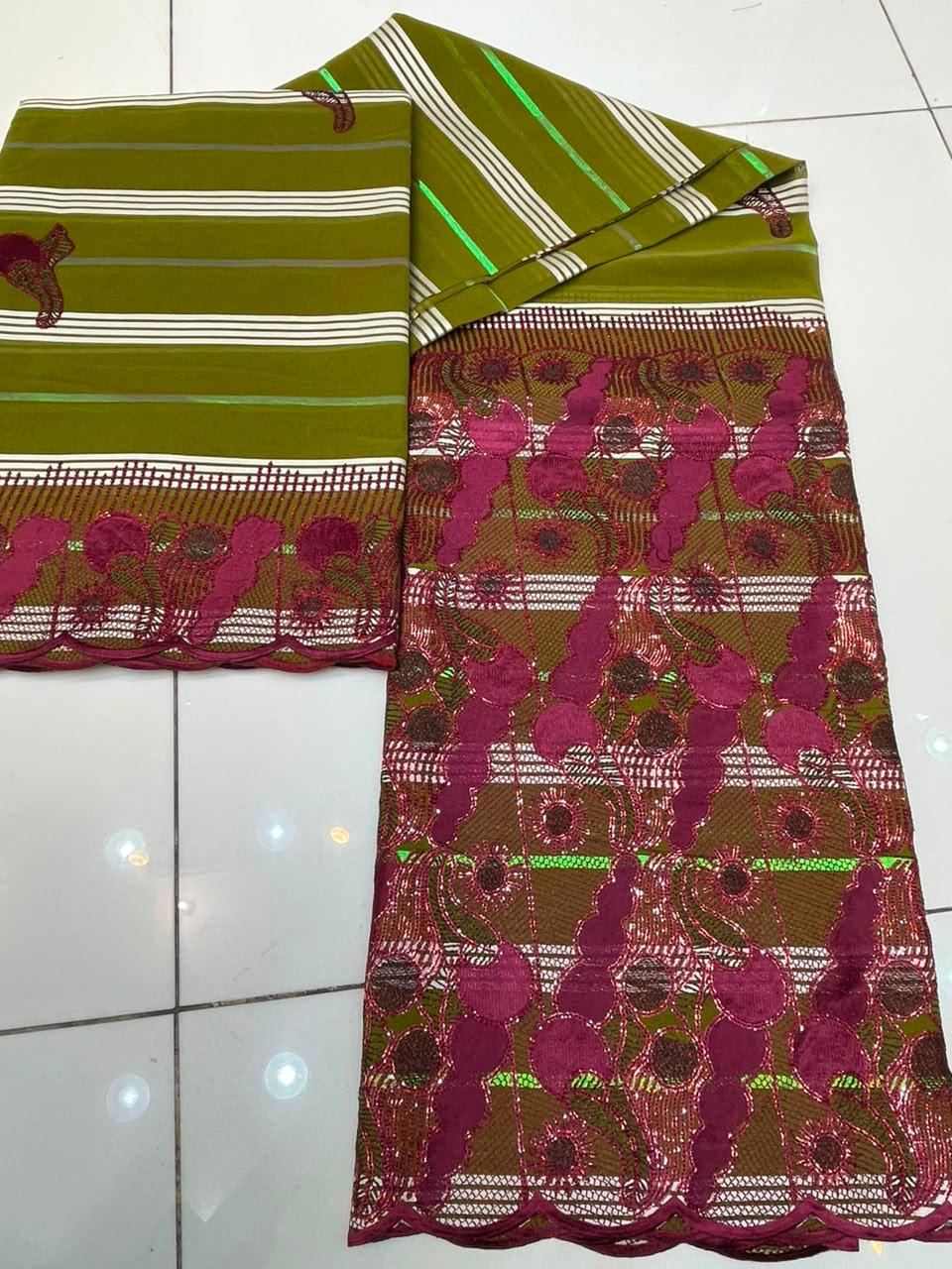 Salouva tissu brodé rouge vif et argent blanc cristal motifs grandes fleurs rondes iridescentes