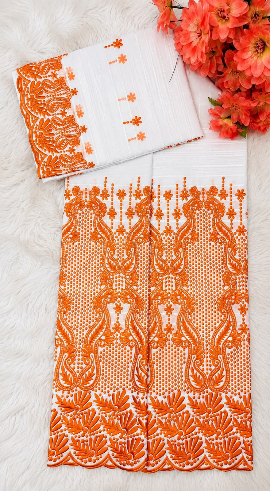 Salouva gris argenté brodée rouge vif motifs floraux et médaillons