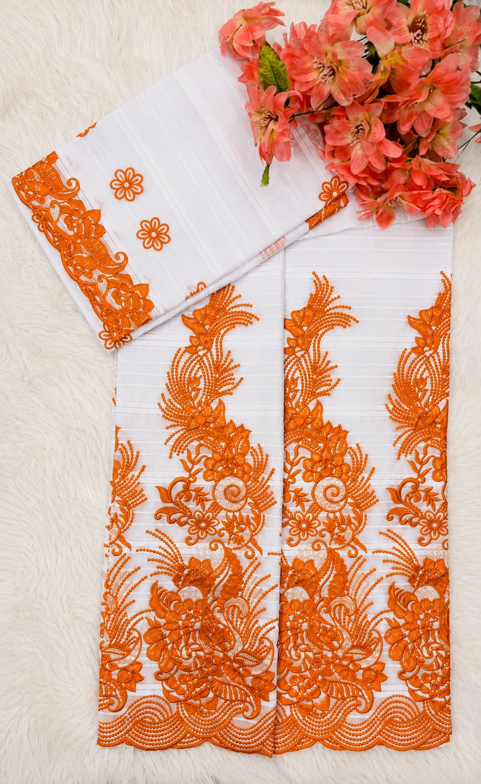 Salouva gris argenté brodée vert émeraude motifs floraux et médaillons