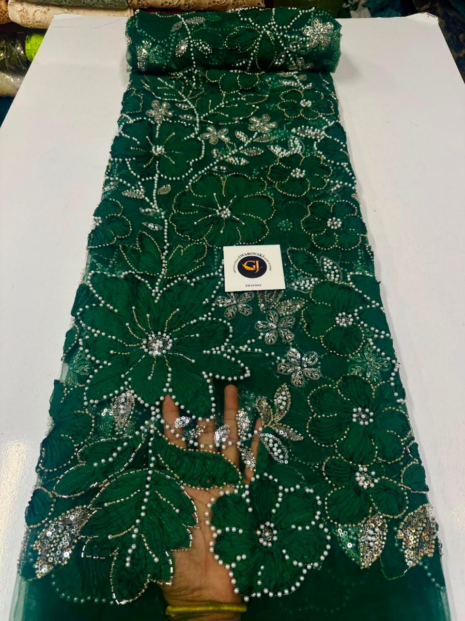 Tissu dentelle guipure bleu gris motifs fleurs et feuilles ajournées bord festonné