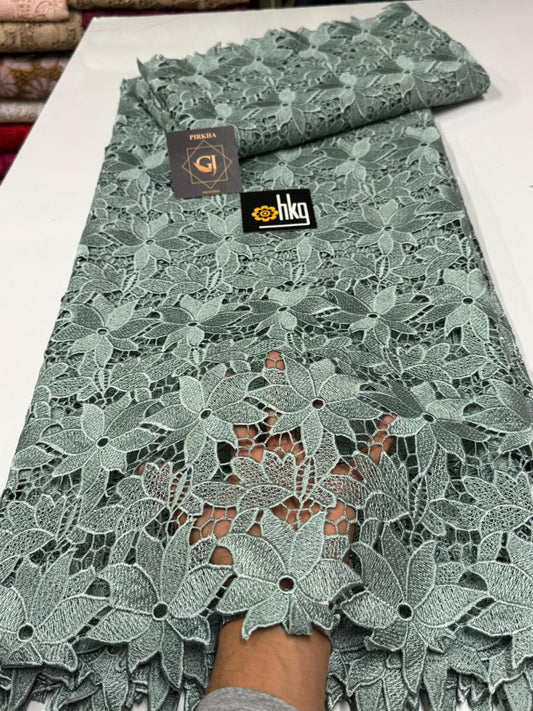 Tissu dentelle guipure vert sauge motifs fleurs et feuilles ajournées bordure festonnée