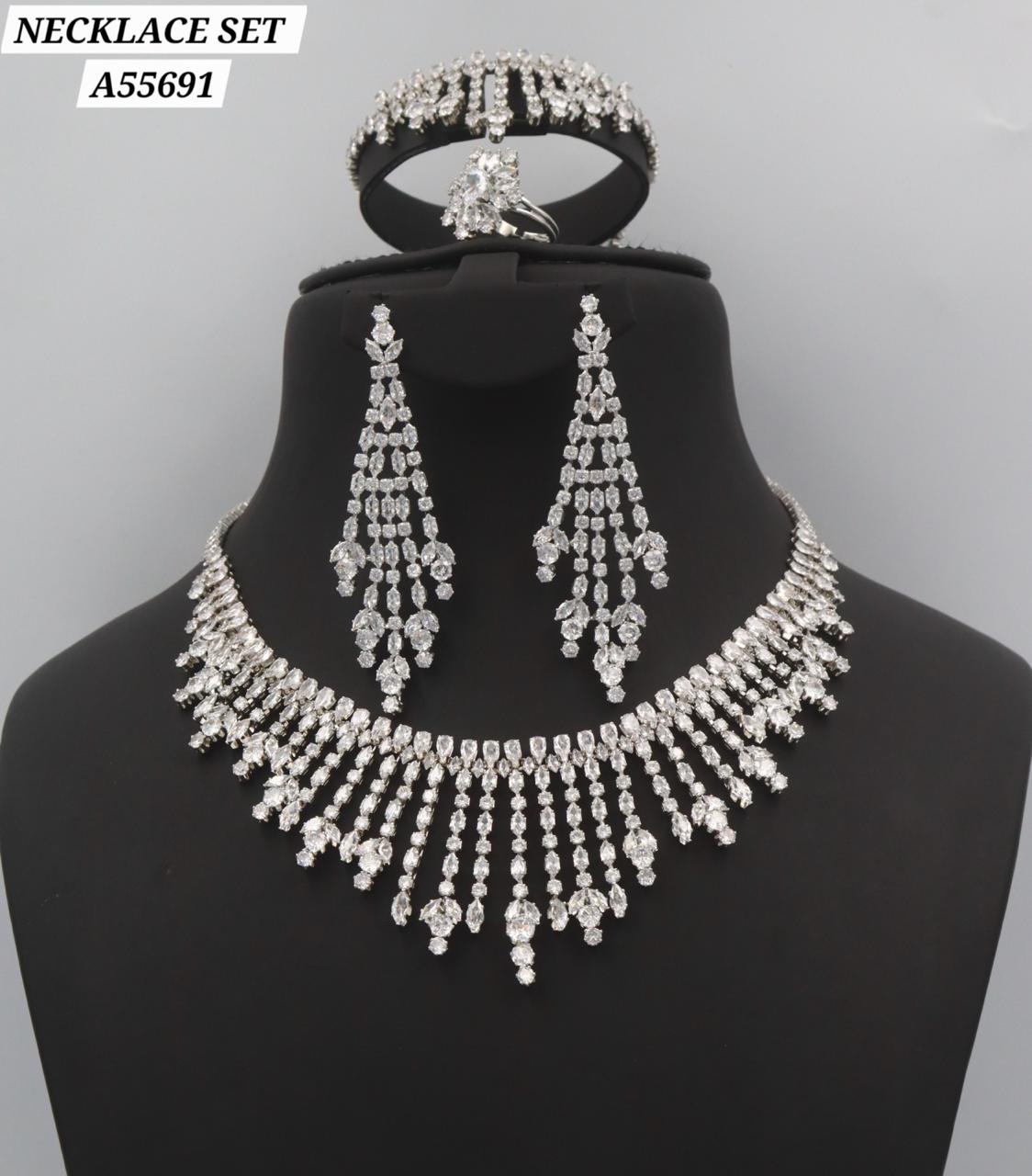 Parure locket set pendentif éventail doré perles nacrantes zircons réf A57400