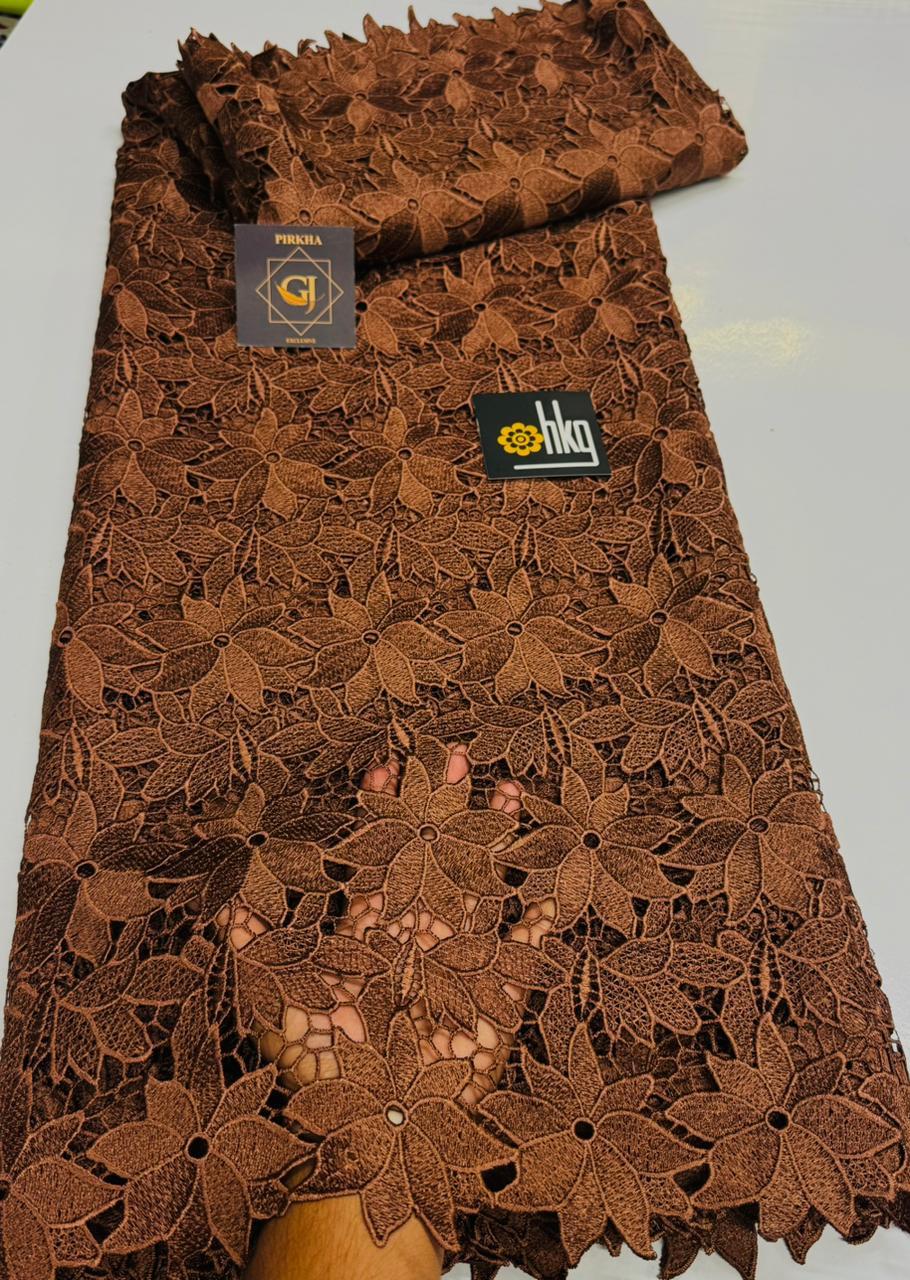 Tissu dentelle guipure rose poudré motifs fleurs et feuilles ajournées bord festonné