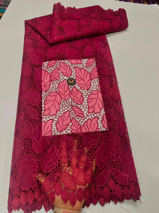 Tissu dentelle guipure vert émeraude motifs feuilles ajourées bordure festonnée