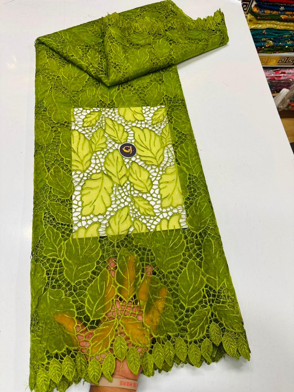 Tissu dentelle brodée vert lime avec motifs feuillage et bord festonné