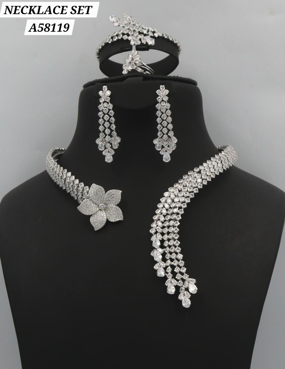 Parure collier doré zircons pendentif cœur ajourné réf A78789