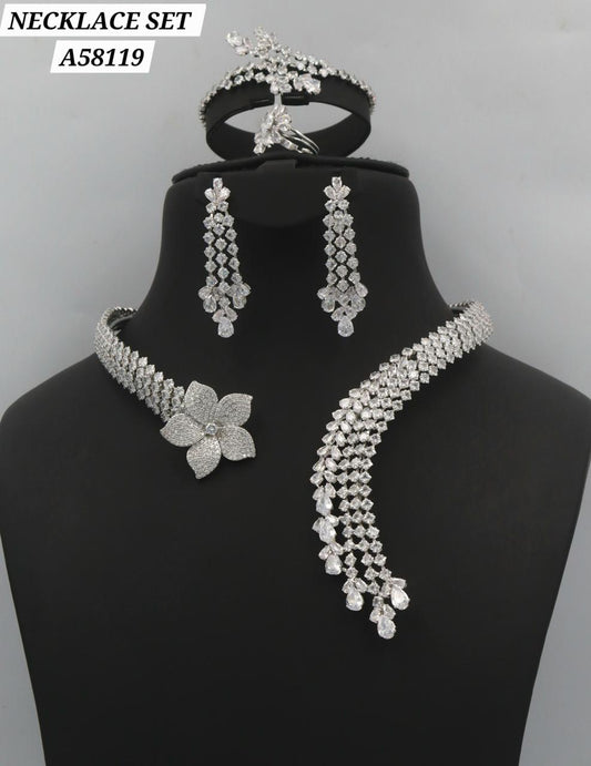 Parure collier doré zircons pendentif cœur ajourné réf A78789