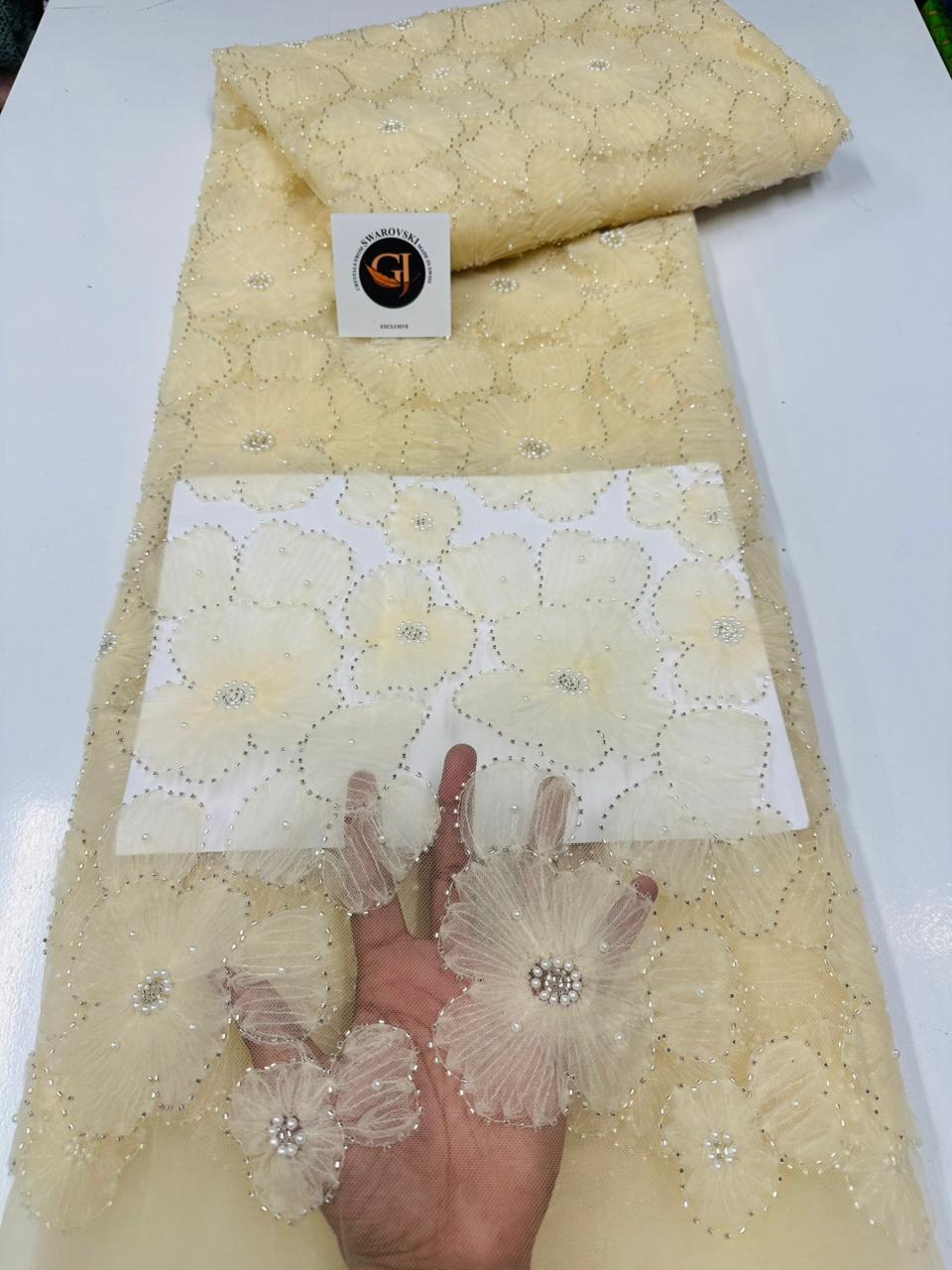 Tissu dentelle rose poudré avec motifs floraux et détails scintillants