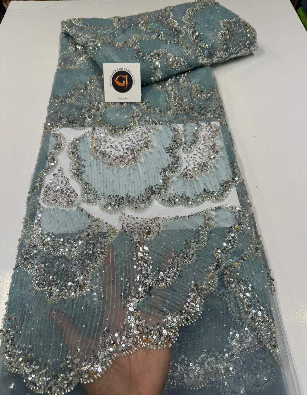 Tissu dentelle bleu gris avec motifs floraux et ornements scintillants
