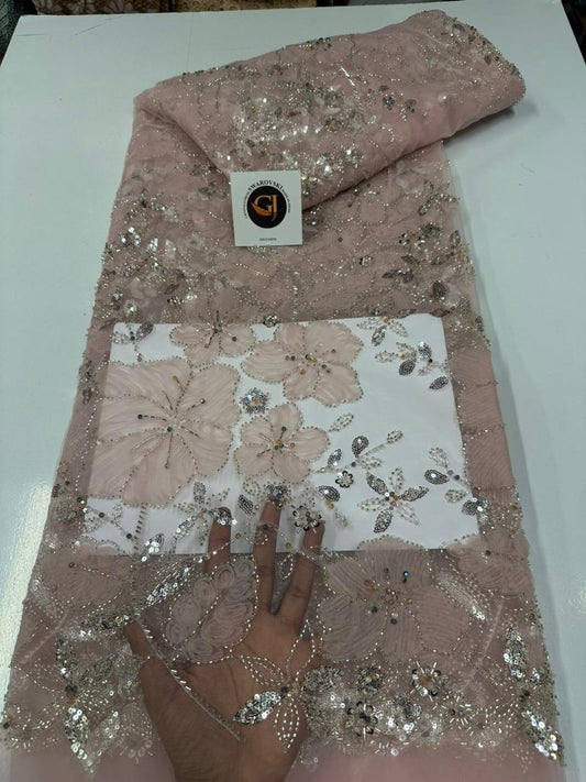 Tissu dentelle rose nude avec motifs floraux et ornements scintillants