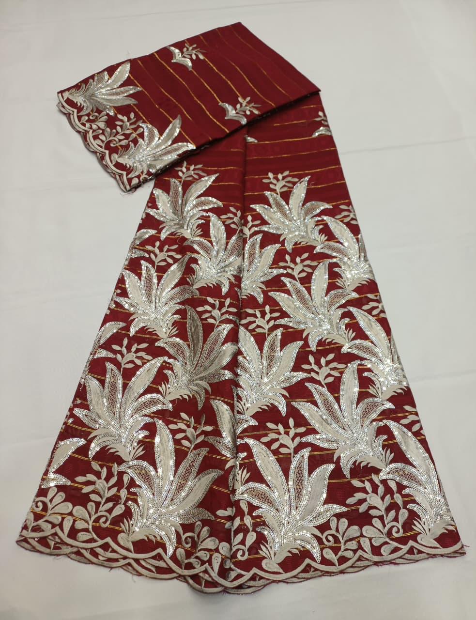 Tissu Salouva bordeaux avec motifs floraux argentés et lignes dorées