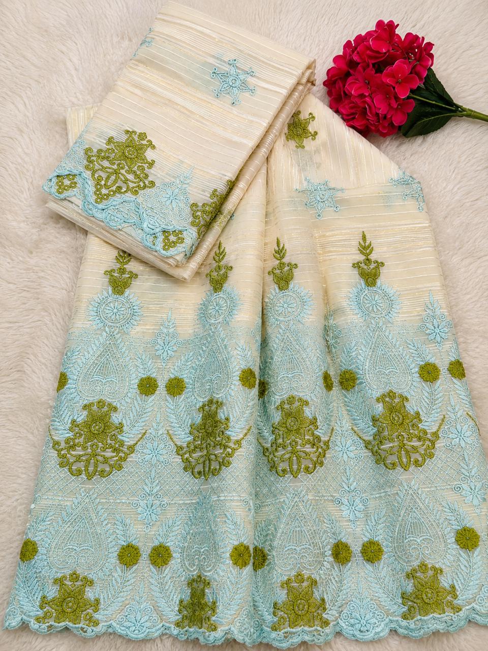 Salouva crème brodée bleu ciel et vert olive motifs médaillons floraux