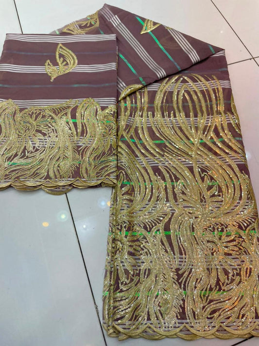 Salouva tissu dentelle brodé bordeaux et or métallisé motifs royaux entrelacés