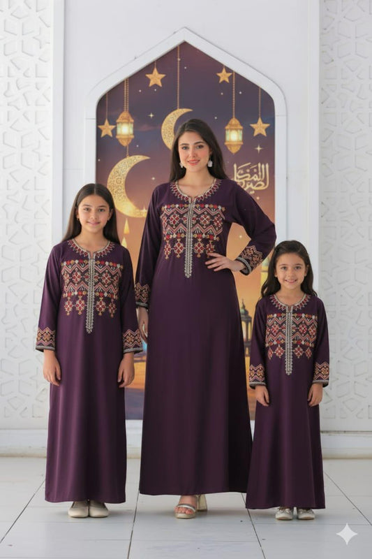 Bubu longue bleu royal pour femme avec broderies dorées raffinées