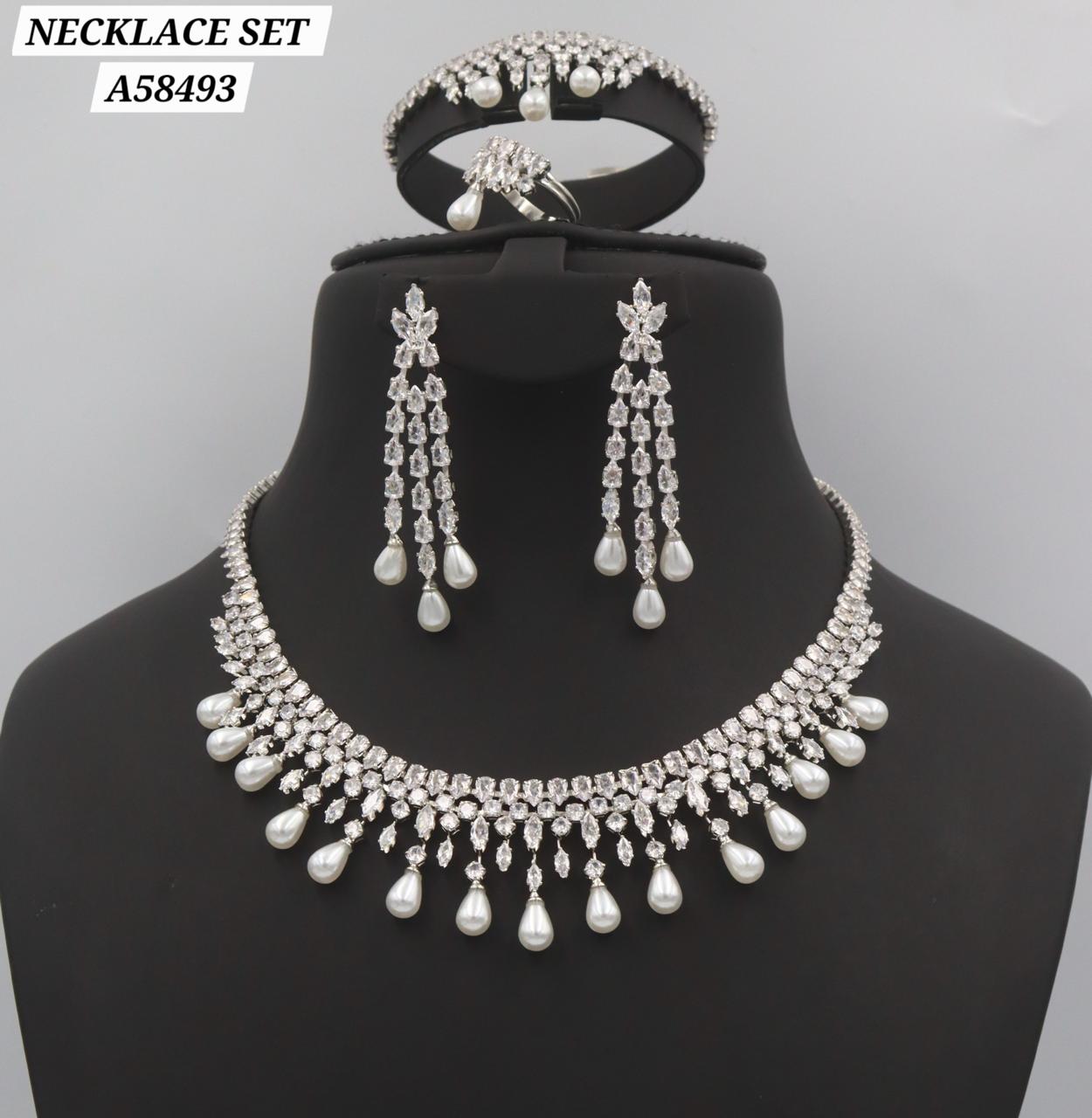 Parure collier dorée avec perles nacrantes et zircons collection royale