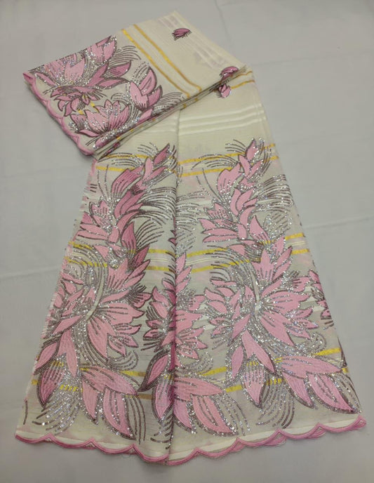 Tissu Salouva écru avec motifs floraux rouges brillants et bordure festonnée