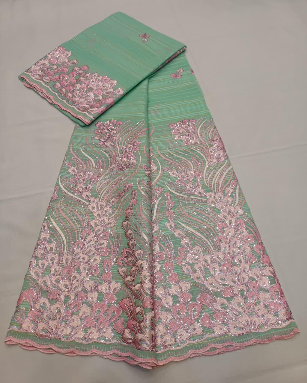 Tissu Salouva vert menthe avec motifs floraux roses et finition festonnée