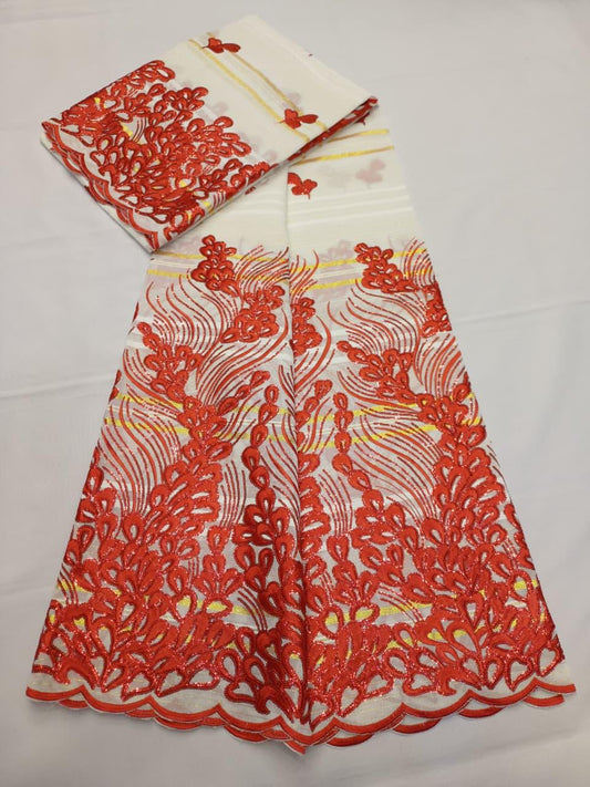 Tissu Salouva écru avec motifs floraux roses scintillants et bordure festonnée