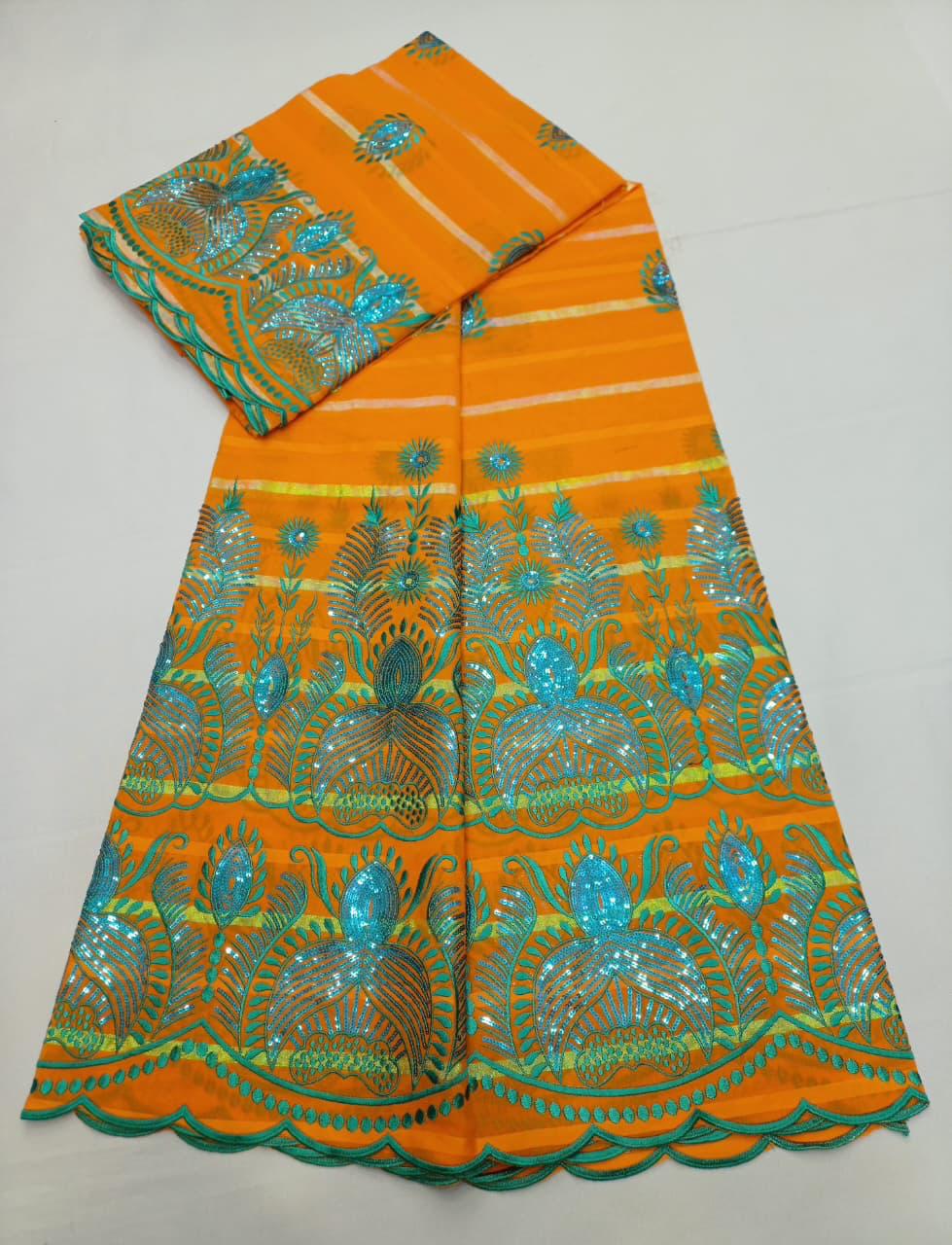 Tissu dentelle africain vert émeraude avec broderies dorées