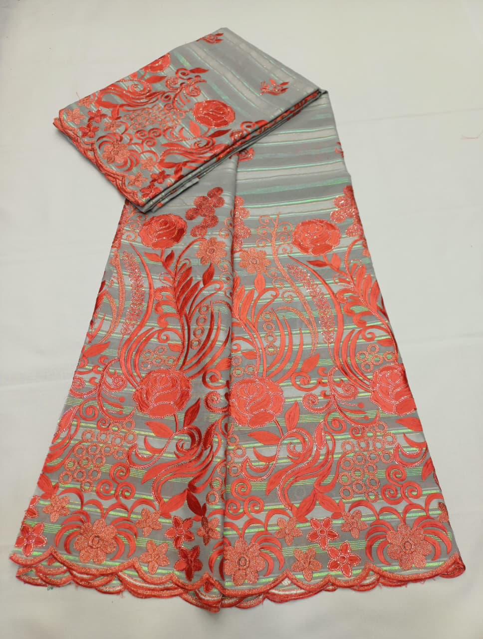 Tissu dentelle africain gris menthe avec broderies roses et sequins