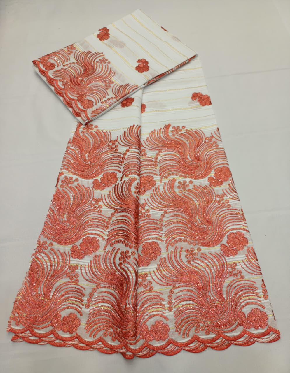 Tissu dentelle africain jaune avec volutes bordeaux phoenix