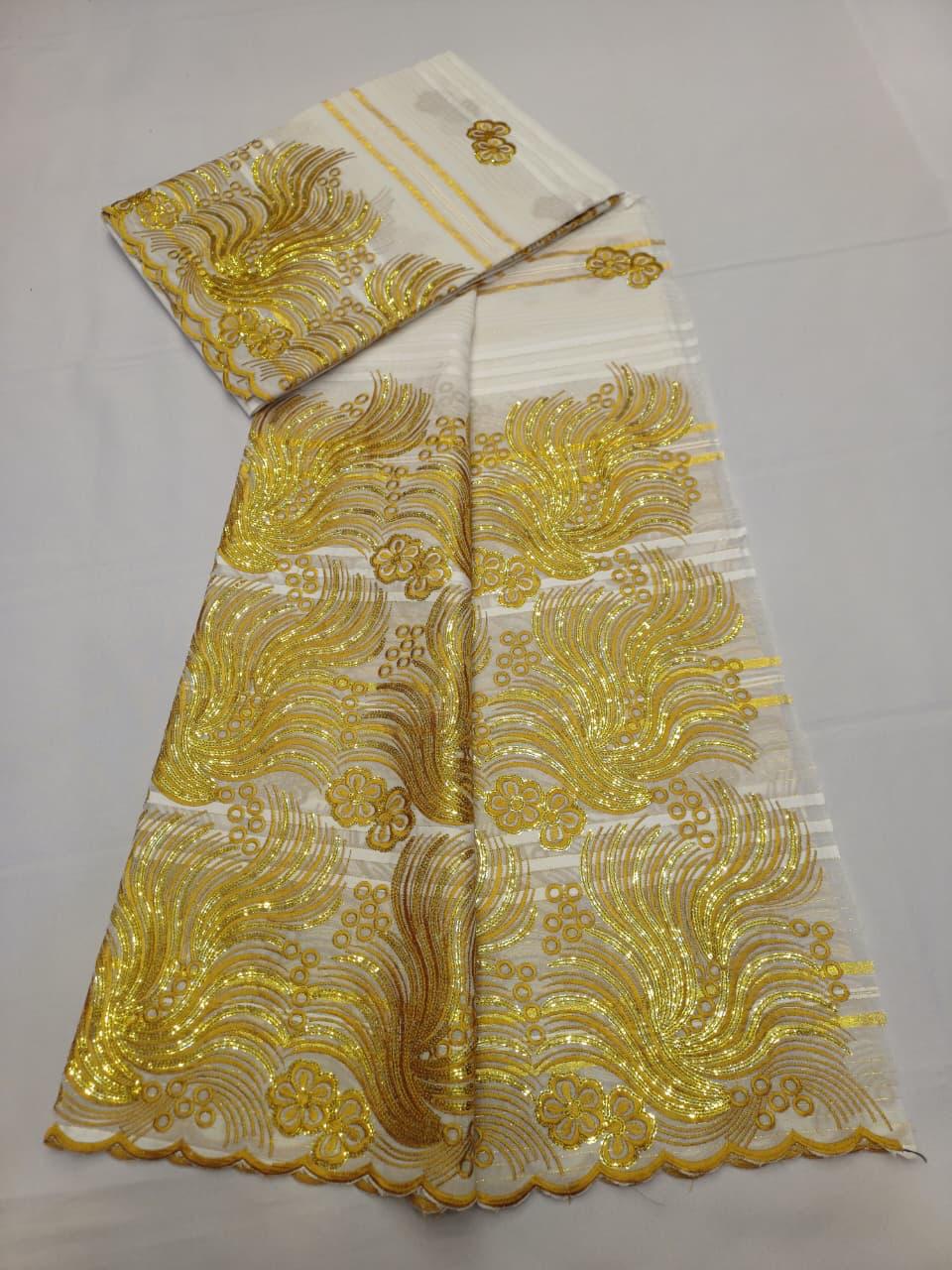 Tissu dentelle africain blanc avec grandes volutes dorées